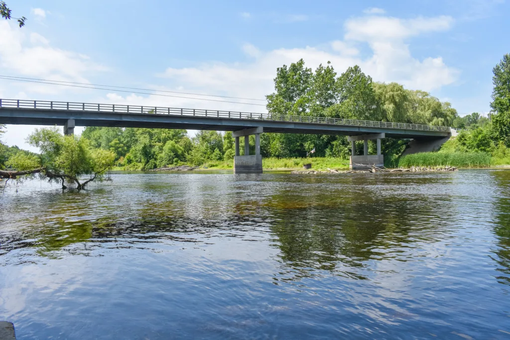 metal and concrete bridge